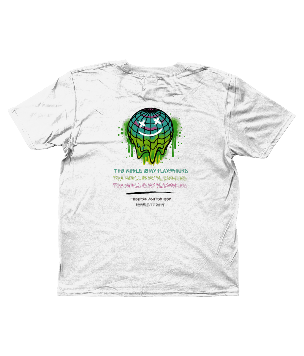 Achterkant van het witte shirt met de smeltende wereldbol en de tekst The World is My Playground